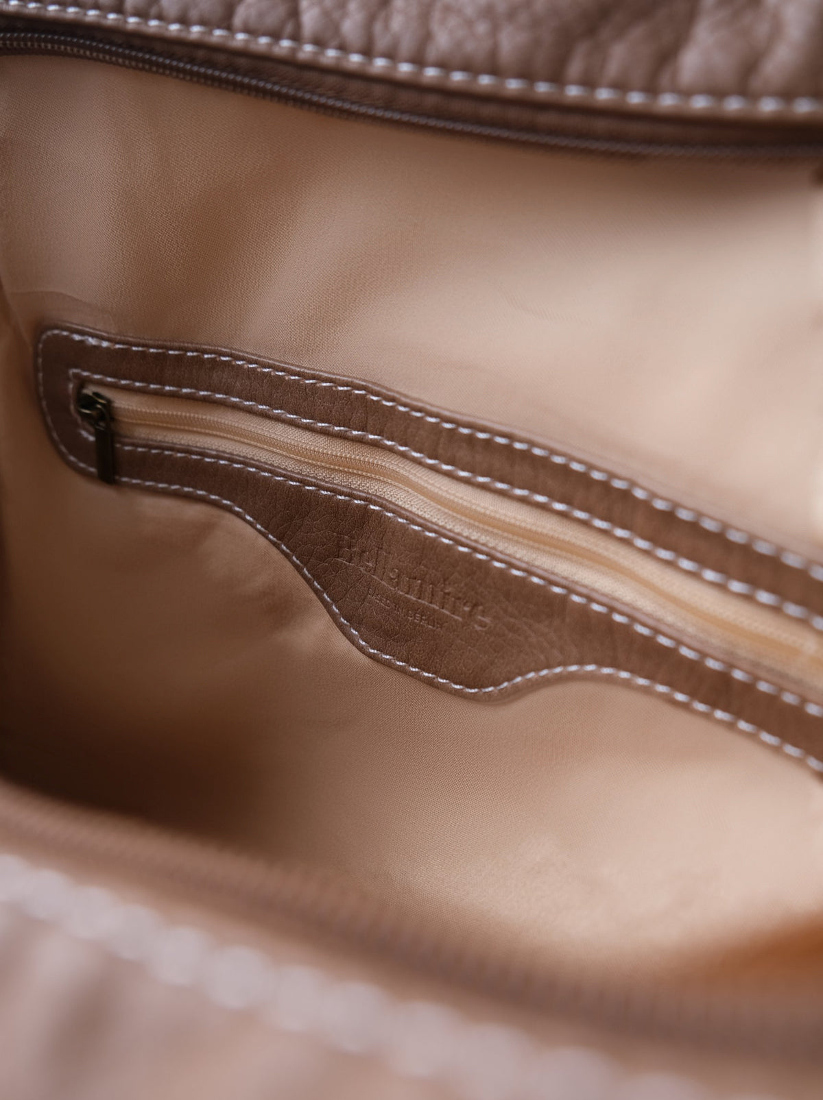 CLAIRE' CITY BAG – Hellbraun – Praktische Innenfächer