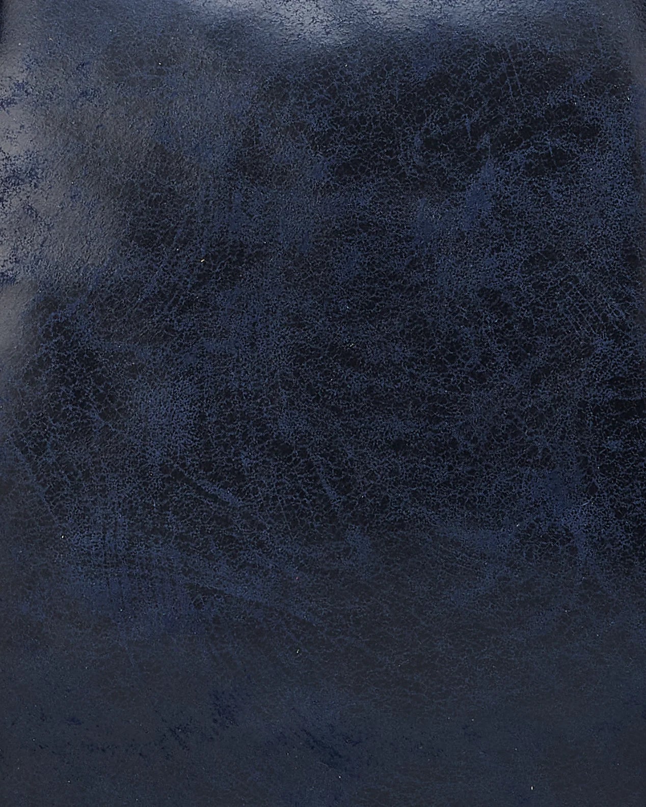 [strip: 100% echtes Leder | Leder ist ein Naturmaterial – jede Tasche ist durch ihre individuelle Narbung ein Unikat und entwickelt mit der Zeit eine edle Patina. Gleichzeitig ist es besonders langlebig, formstabil und widerstandsfähig. Mit der richtigen Pflege begleitet dich deine Tasche über viele Jahre.]