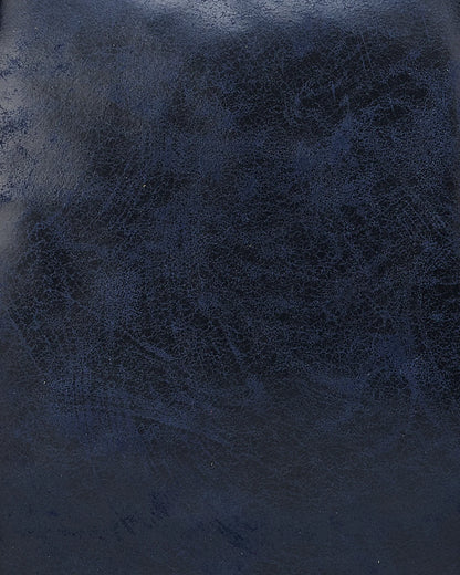 [strip: 100% echtes Leder | Leder ist ein Naturmaterial – jede Tasche ist durch ihre individuelle Narbung ein Unikat und entwickelt mit der Zeit eine edle Patina. Gleichzeitig ist es besonders langlebig, formstabil und widerstandsfähig. Mit der richtigen Pflege begleitet dich deine Tasche über viele Jahre.]