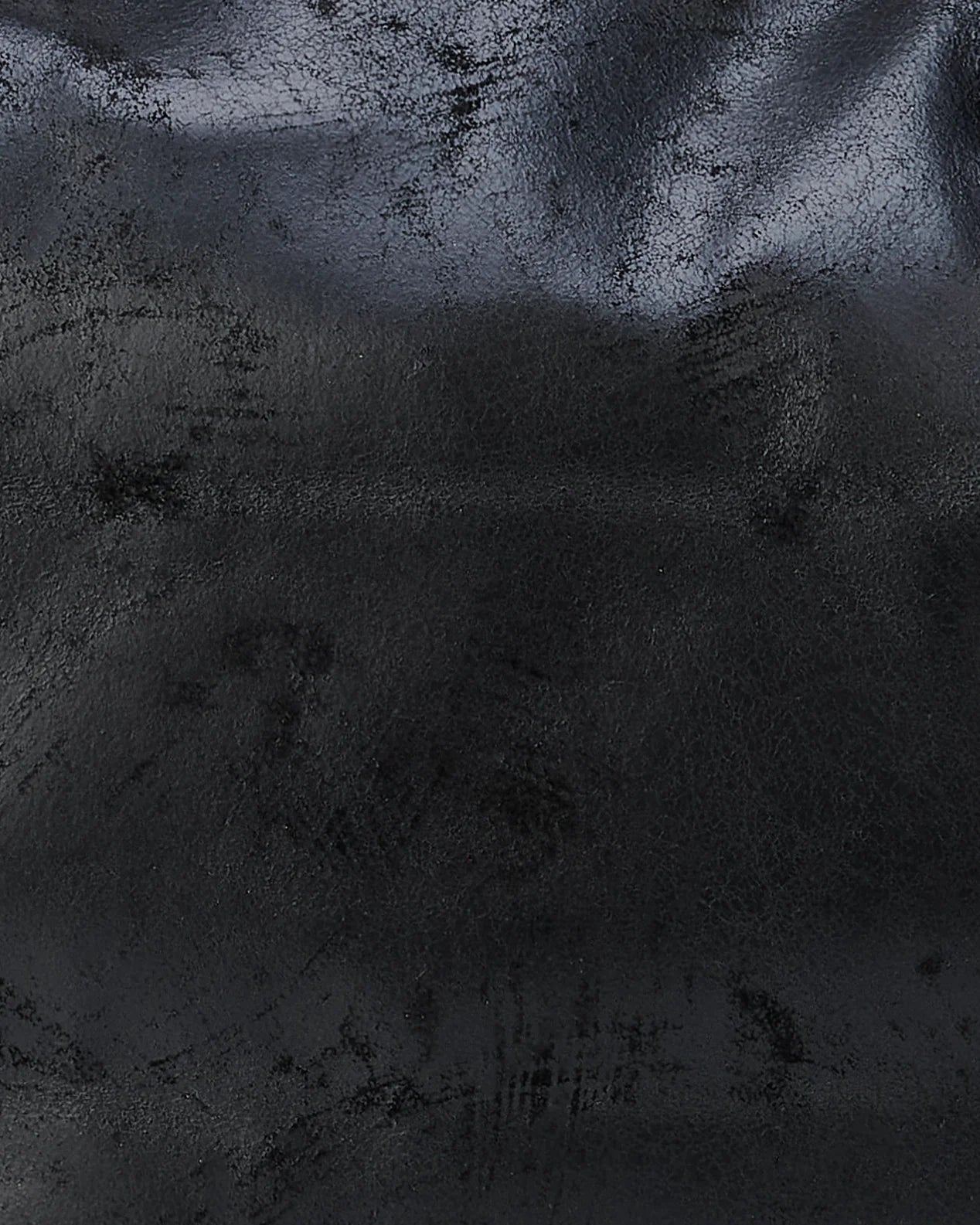 [strip: 100% echtes Leder | Leder ist ein Naturmaterial – jede Tasche ist durch ihre individuelle Narbung ein Unikat und entwickelt mit der Zeit eine edle Patina. Gleichzeitig ist es besonders langlebig, formstabil und widerstandsfähig. Mit der richtigen Pflege begleitet dich deine Tasche über viele Jahre.]