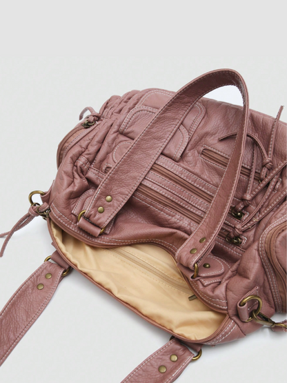 [strip: Praktische Innenfächer | Ordnung leicht gemacht: Eine Innentasche mit Reißverschluss schützt Wertsachen wie Schlüssel oder Karten. Zwei weitere Innenfächer halten Handy und Essentials griffbereit, ohne langes Suchen.]