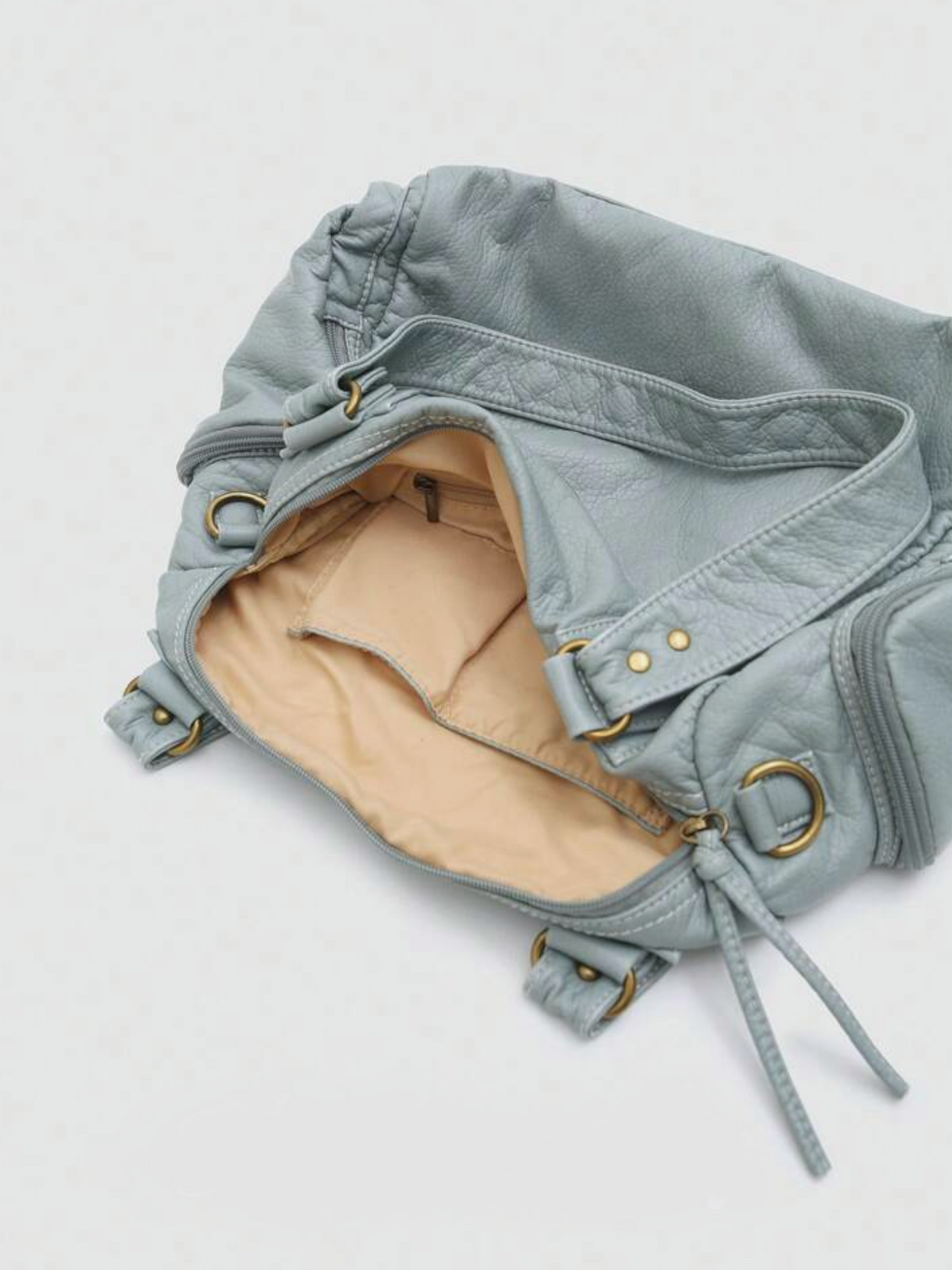 [strip: Praktische Innenfächer | Ordnung leicht gemacht: Eine Innentasche mit Reißverschluss schützt Wertsachen wie Schlüssel oder Karten. Zwei weitere Innenfächer halten Handy und Essentials griffbereit, ohne langes Suchen.]