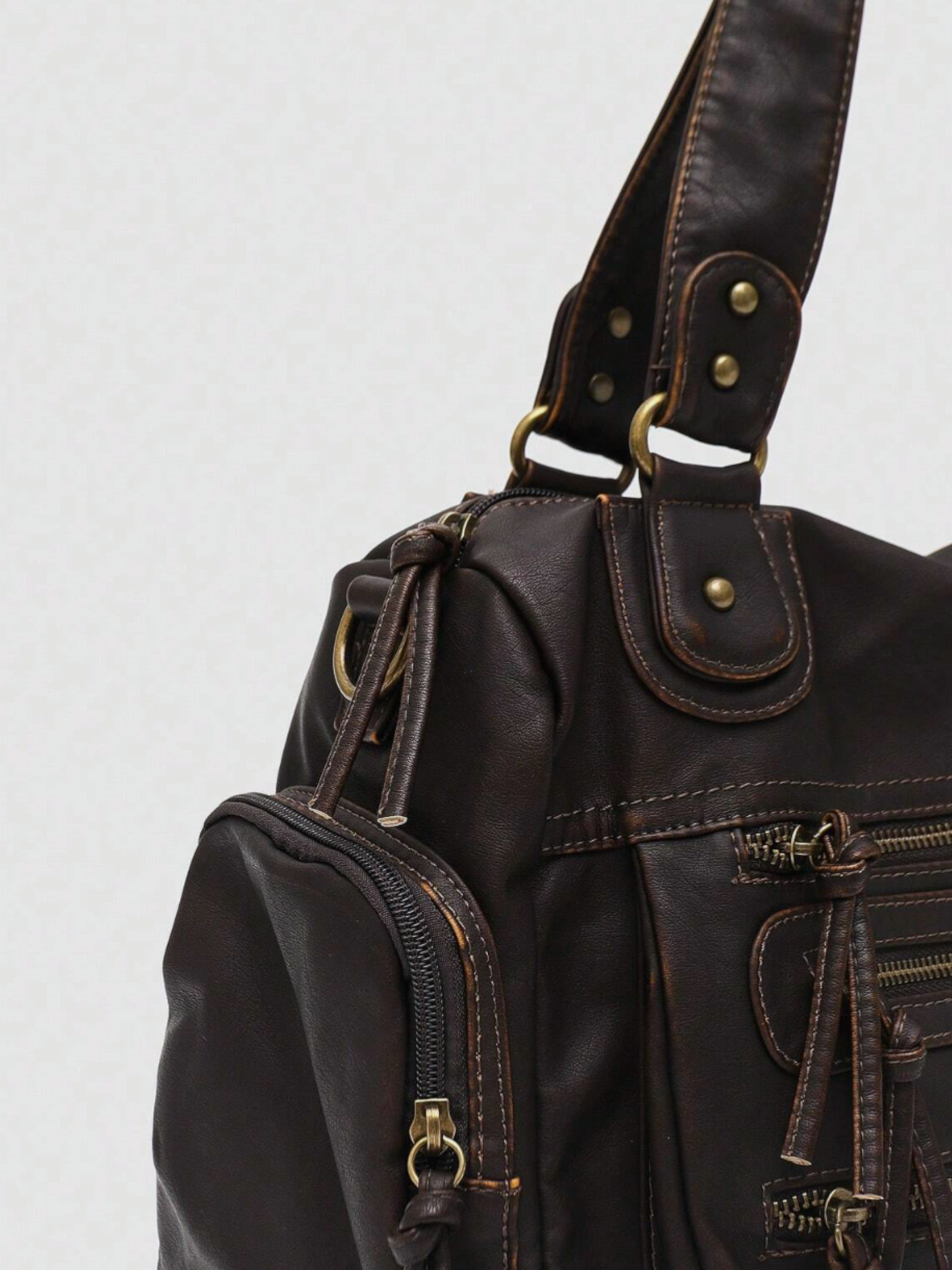 [strip: 100% veganes Leder | Das vegane Leder fühlt sich angenehm weich an und ist gleichzeitig wasserabweisend, kratzfest und besonders robust. So behält die Tasche auch bei täglicher Nutzung ihre elegante Optik.]