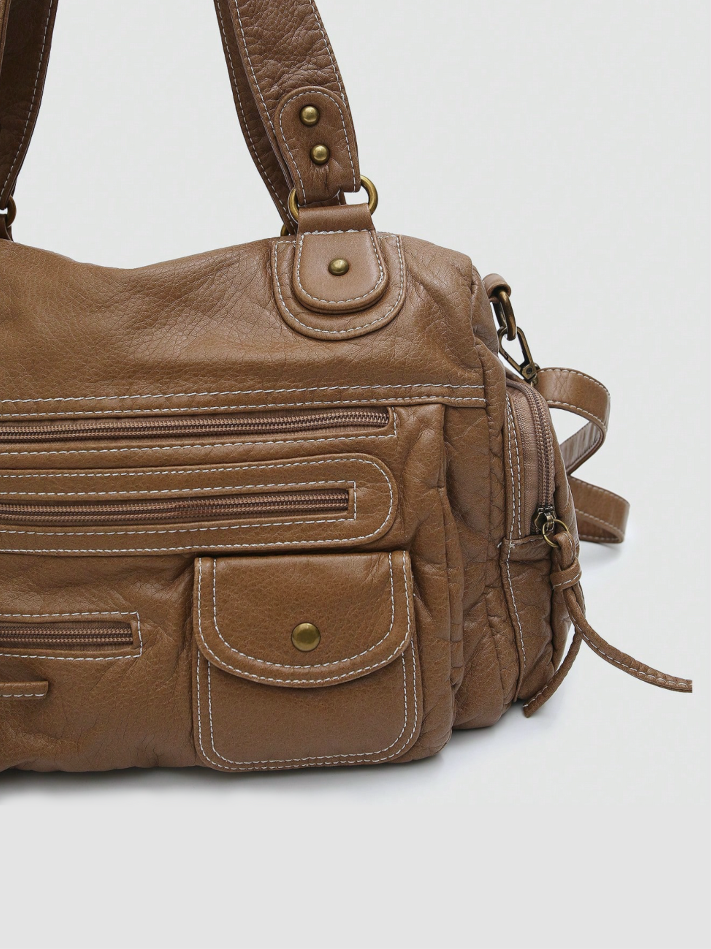 [strip: Platz für Laptops bis 15 Zoll | Perfekt für den Alltag. Dein Laptop bis 15 Zoll findet genauso problemlos Platz wie Bücher, Blockhefter und eine Trinkflasche. Großzügig geschnitten, damit du alles Wichtige entspannt dabeihast.]