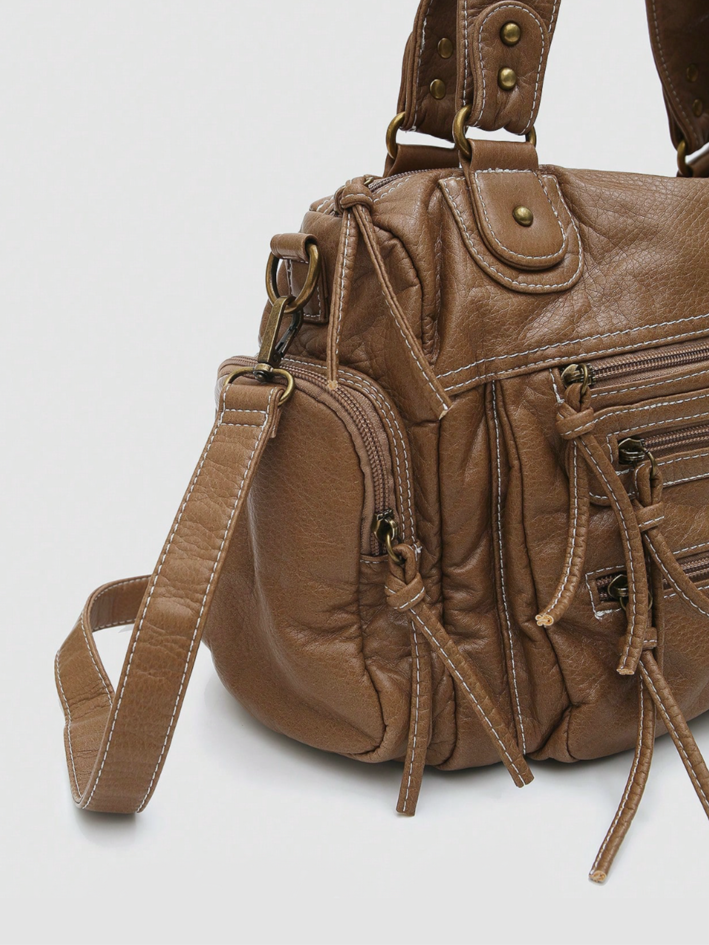 [strip: Verstellbarer Extragurt | Für noch mehr Komfort gibt es einen zusätzlichen, verstellbaren Extragurt, den du individuell anpassen kannst, sodass du die Tasche bequem über der Schulter oder als Crossbody tragen kannst.]