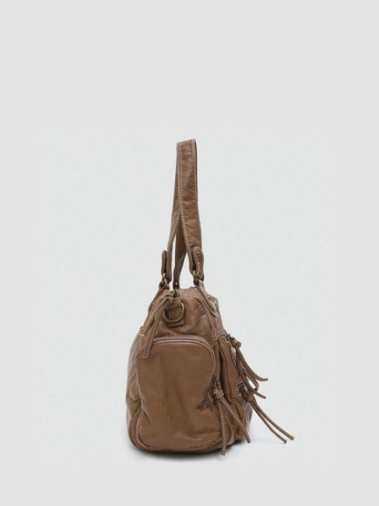 [strip: Praktische Innenfächer | Ordnung leicht gemacht: Eine Innentasche mit Reißverschluss schützt Wertsachen wie Schlüssel oder Karten. Zwei weitere Innenfächer halten Handy und Essentials griffbereit, ohne langes Suchen.]