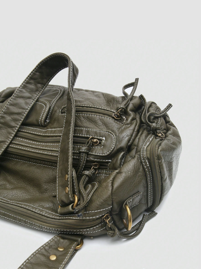 [strip: Platz für Laptops bis 15 Zoll | Perfekt für den Alltag. Dein Laptop bis 15 Zoll findet genauso problemlos Platz wie Bücher, Blockhefter und eine Trinkflasche. Großzügig geschnitten, damit du alles Wichtige entspannt dabeihast.]