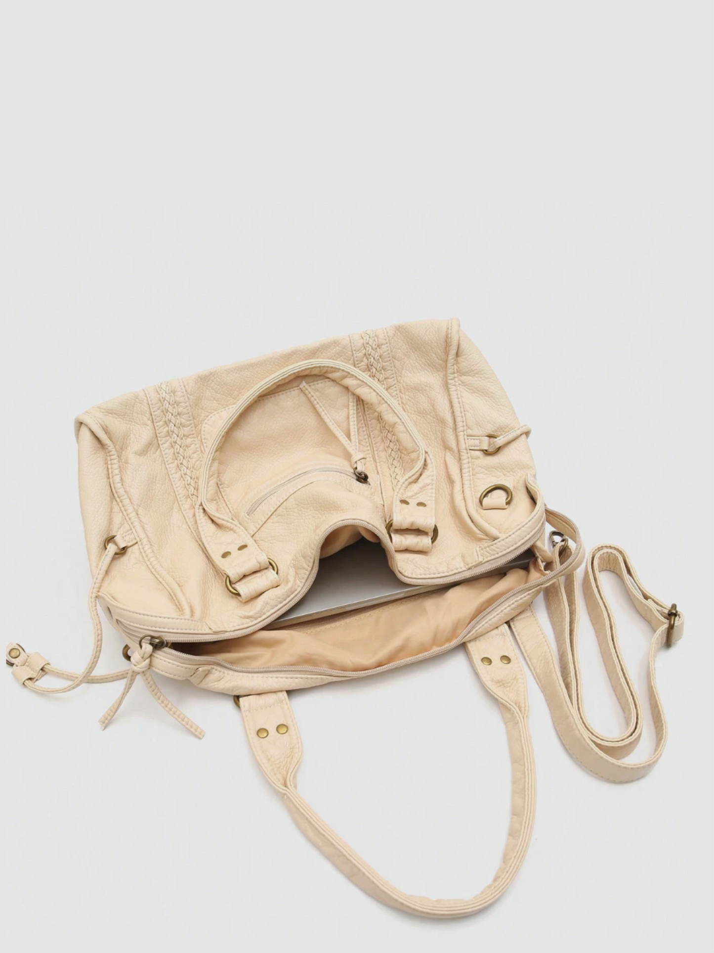 [strip: Praktische Innenfächer | Ordnung leicht gemacht: Eine Innentasche mit Reißverschluss schützt Wertsachen wie Schlüssel oder Karten. Zwei weitere Innenfächer halten Handy und Essentials griffbereit, ohne langes Suchen.]