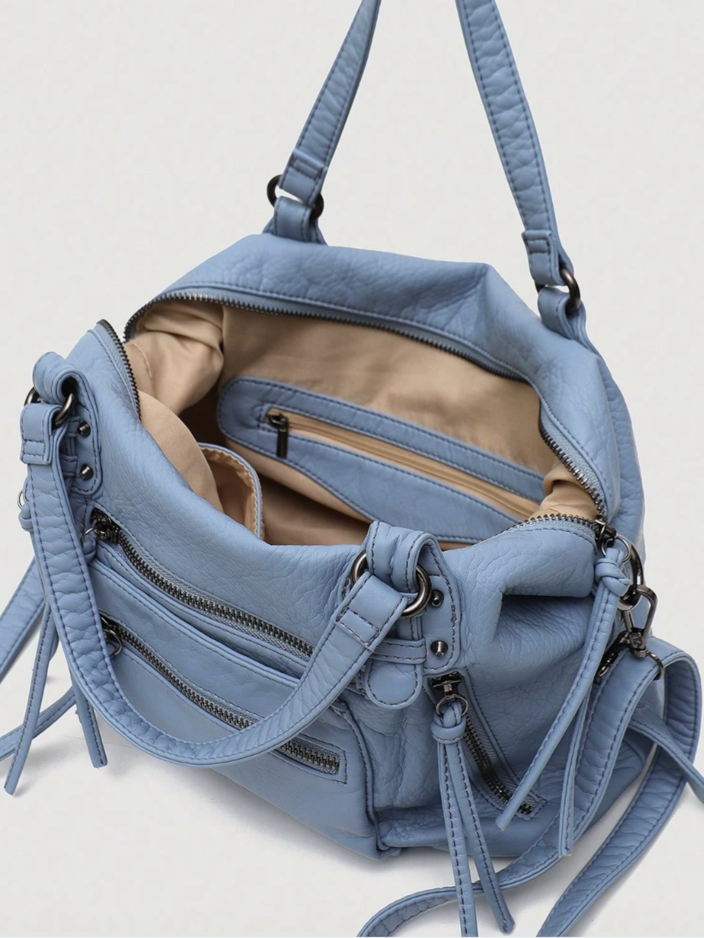 [strip: Practical Inner Pockets | Organization made easy: A zippered inner pocket keeps valuables like keys or cards safe. Two additional inner compartments keep your phone and essentials within reach, without any rummaging.]
