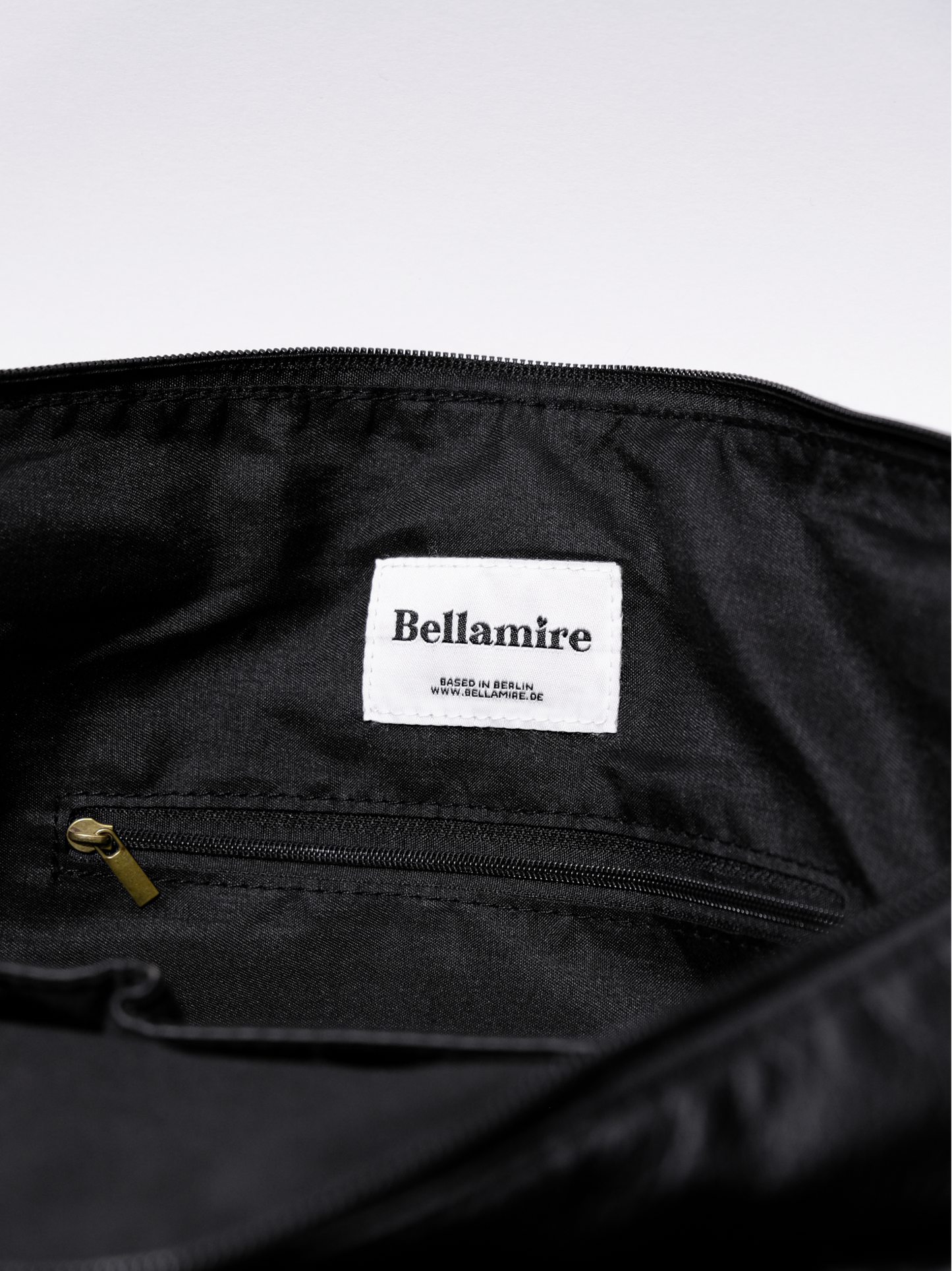 [strip: Praktische Innenfächer | Ordnung leicht gemacht: Eine Innentasche mit Reißverschluss schützt Wertsachen wie Schlüssel oder Karten. Zwei weitere Innenfächer halten Handy und Essentials griffbereit, ohne langes Suchen.]