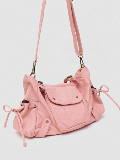 [strip: 100% veganes Leder | Das vegane Leder fühlt sich angenehm weich an und ist gleichzeitig wasserabweisend, kratzfest und besonders robust. So behält die Tasche auch bei täglicher Nutzung ihre elegante Optik.]