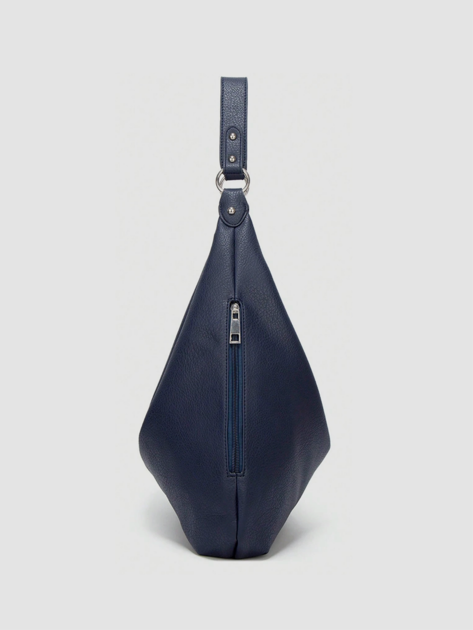 [strip: Zippered Outer Pockets | Two side zippered pockets keep everything important right where you need it. Quick access, zip it shut – without having to open the entire bag.]