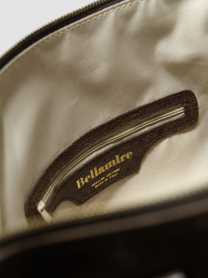 [strip: Praktische Innenfächer | Ordnung leicht gemacht: Eine Innentasche mit Reißverschluss schützt Wertsachen wie Schlüssel oder Karten. Zwei weitere Innenfächer halten Handy und Essentials griffbereit, ohne langes Suchen.]