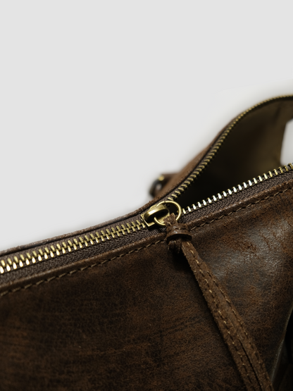 [strip: Platz für Laptops bis 15 Zoll | Perfekt für den Alltag. Dein Laptop bis 15 Zoll findet genauso problemlos Platz wie Bücher, Blockhefter und eine Trinkflasche. Großzügig geschnitten, damit du alles Wichtige entspannt dabeihast.]