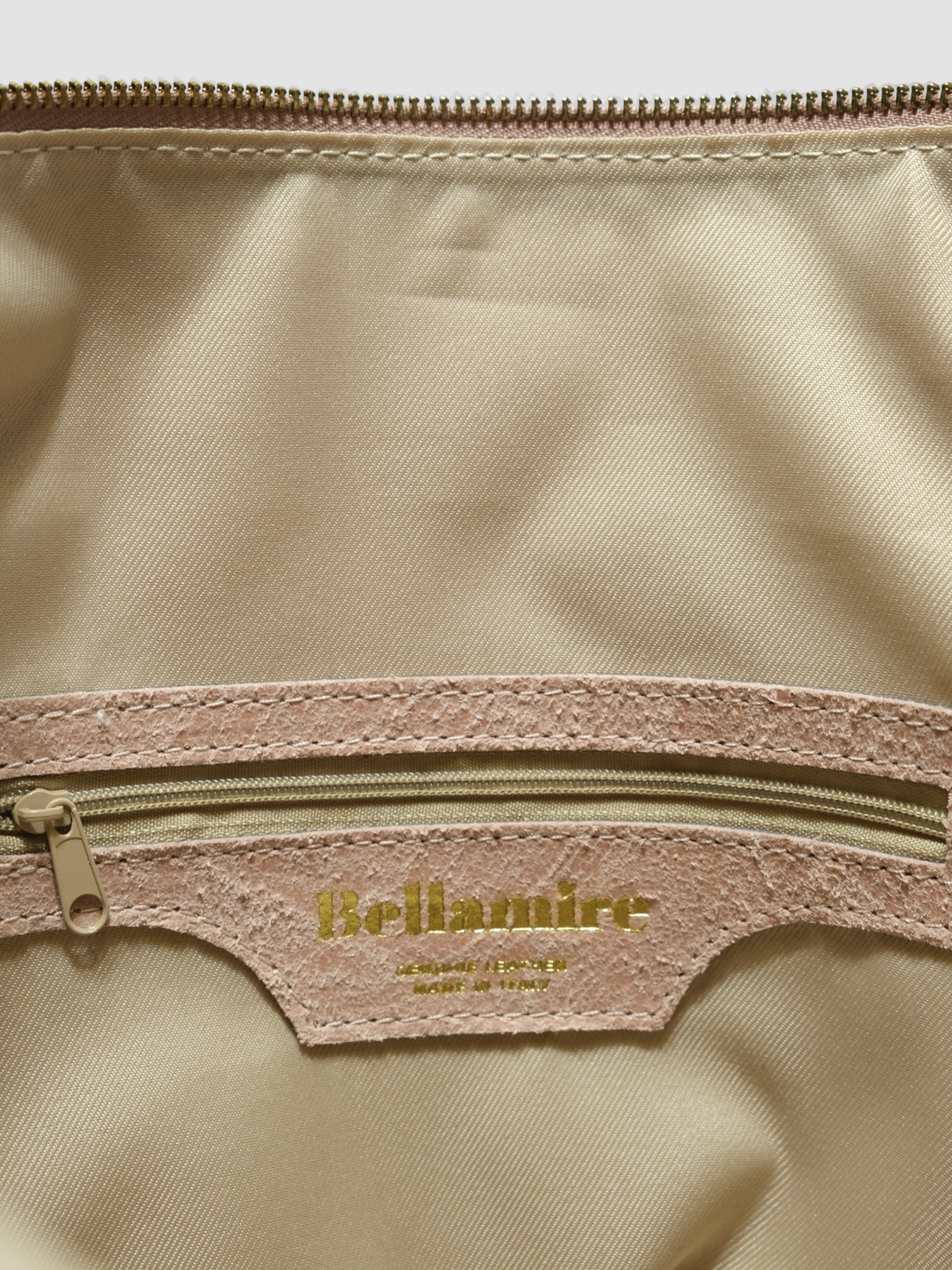 [strip: Praktische Innenfächer | Ordnung leicht gemacht: Eine Innentasche mit Reißverschluss schützt Wertsachen wie Schlüssel oder Karten. Zwei weitere Innenfächer halten Handy und Essentials griffbereit, ohne langes Suchen.]