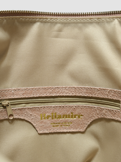 [strip: Praktische Innenfächer | Ordnung leicht gemacht: Eine Innentasche mit Reißverschluss schützt Wertsachen wie Schlüssel oder Karten. Zwei weitere Innenfächer halten Handy und Essentials griffbereit, ohne langes Suchen.]