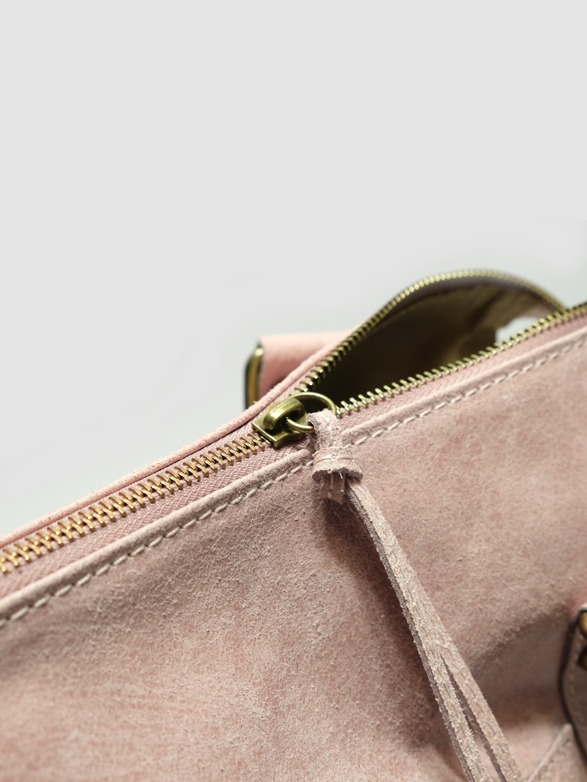 [strip: Platz für Laptops bis 15 Zoll | Perfekt für den Alltag. Dein Laptop bis 15 Zoll findet genauso problemlos Platz wie Bücher, Blockhefter und eine Trinkflasche. Großzügig geschnitten, damit du alles Wichtige entspannt dabeihast.]