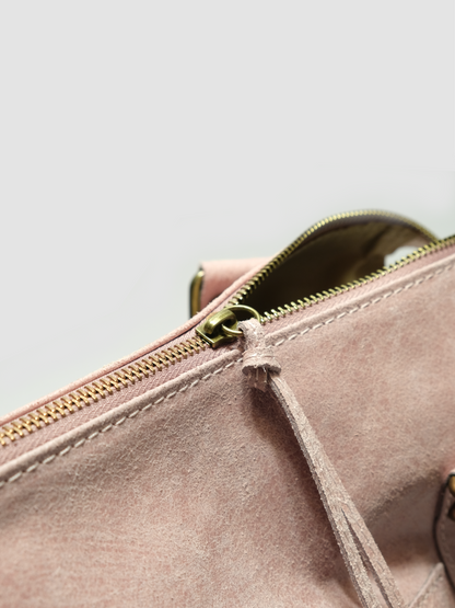 [strip: Platz für Laptops bis 15 Zoll | Perfekt für den Alltag. Dein Laptop bis 15 Zoll findet genauso problemlos Platz wie Bücher, Blockhefter und eine Trinkflasche. Großzügig geschnitten, damit du alles Wichtige entspannt dabeihast.]