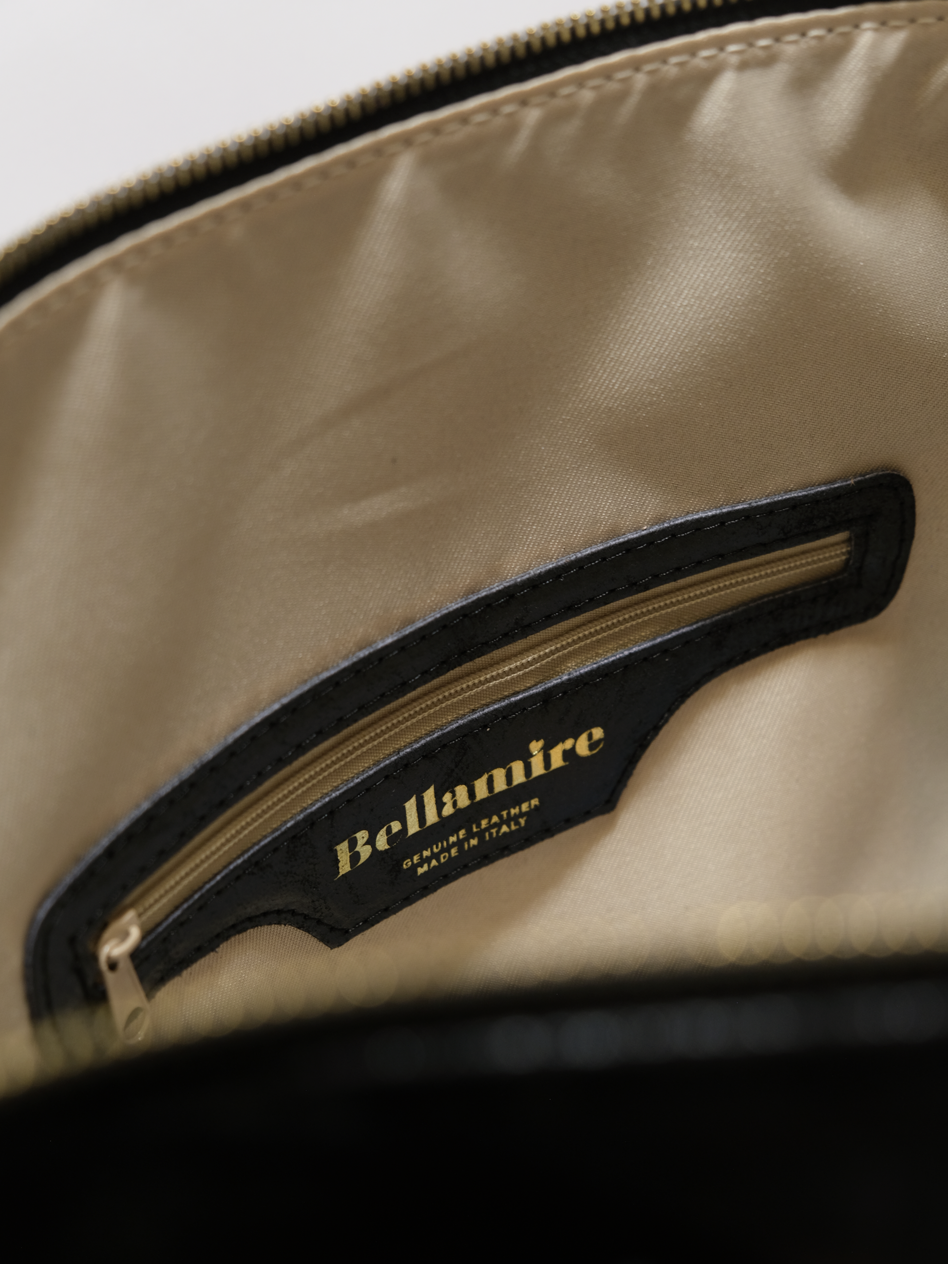 [strip: Praktische Innenfächer | Ordnung leicht gemacht: Eine Innentasche mit Reißverschluss schützt Wertsachen wie Schlüssel oder Karten. Zwei weitere Innenfächer halten Handy und Essentials griffbereit, ohne langes Suchen.]