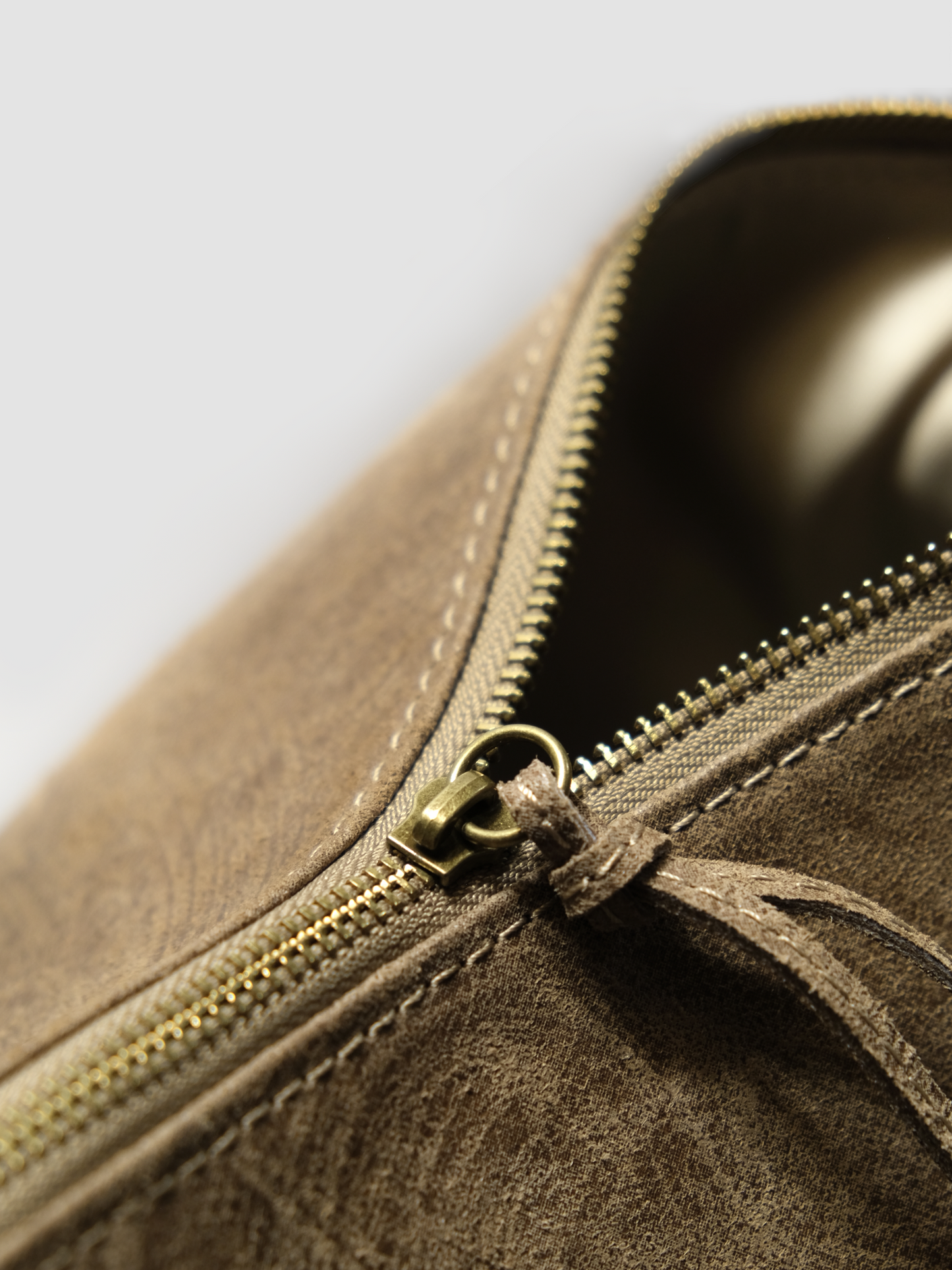 [strip: Premium Metal Hardware | Zippers, zipper pockets, and buckles are crafted from solid metal — sturdy, premium, and built to last. An adjustable detachable strap adds extra everyday flexibility.]