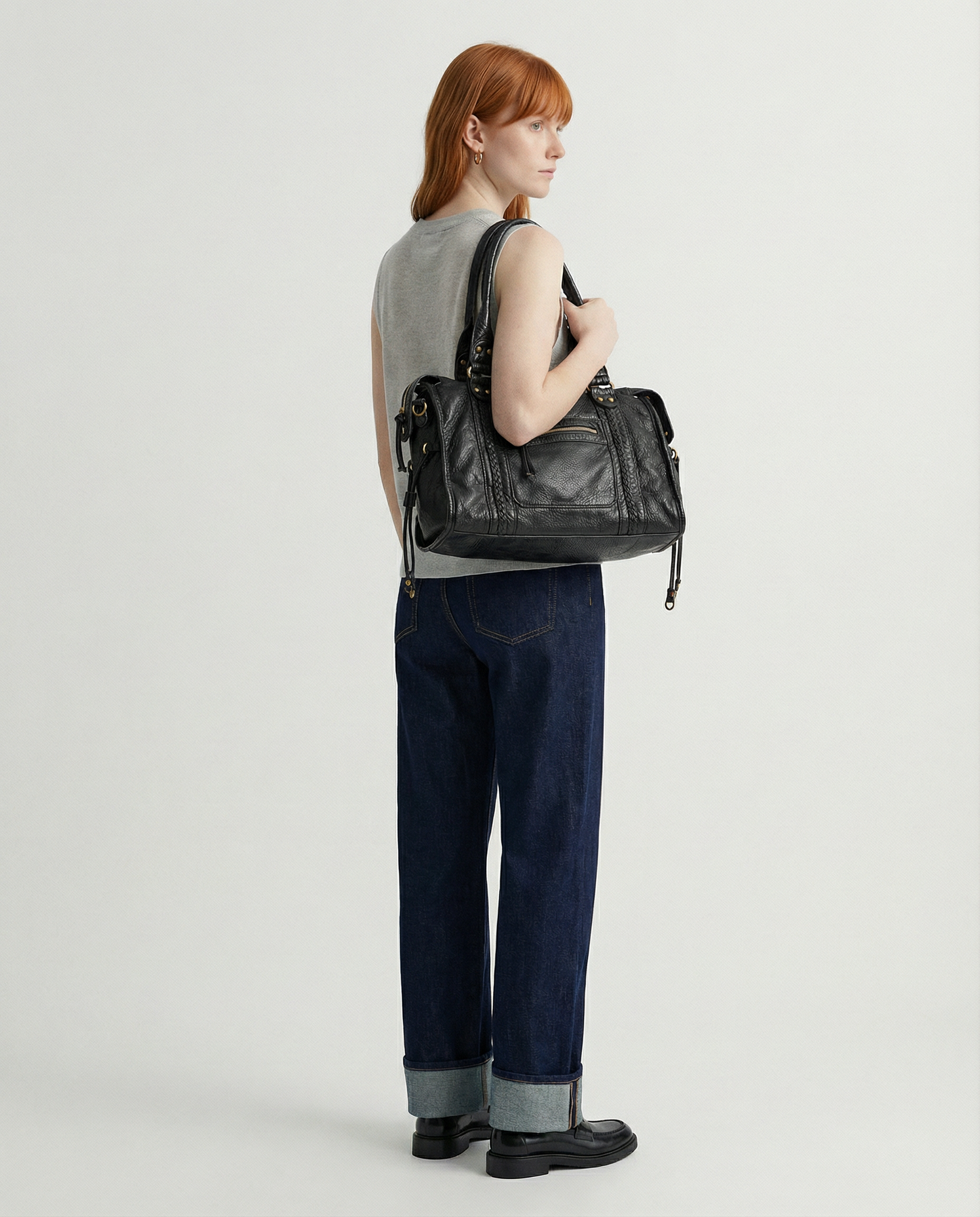 [strip: Gepolsterte Schulterriemen | Die Riemen haben genau die richtige Länge, damit du die Tasche entspannt über der Schulter tragen kannst. Sie sind weich gepolstert und durch den breiten Schnitt besonders angenehm, sodass nichts einschneidet oder unangenehm hängt, auch an längeren Tagen.]