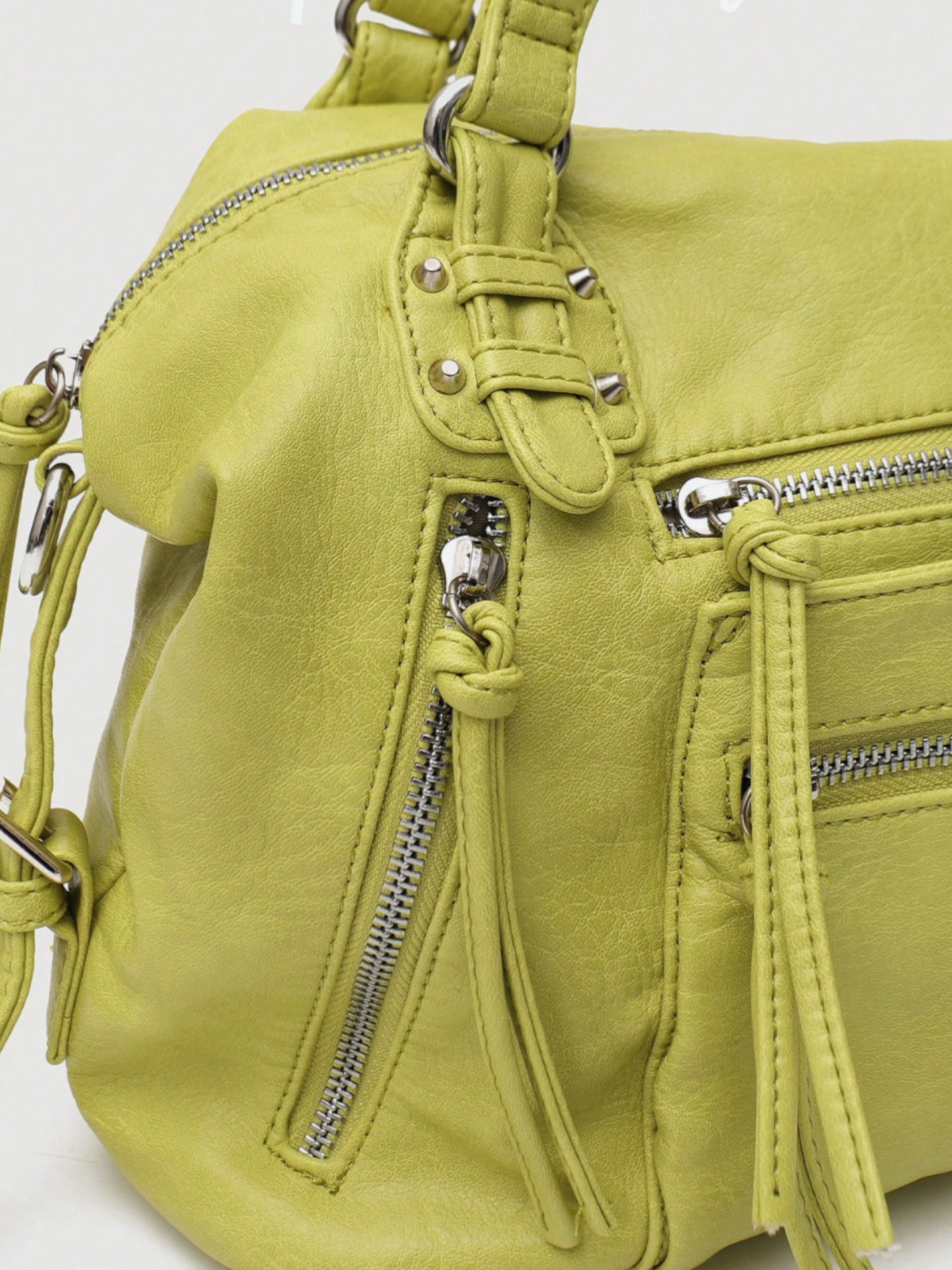 [strip: 100% Vegan Leather | The vegan leather feels pleasantly soft while being water-resistant, scratch-proof, and exceptionally durable. This way, the bag retains its elegant look even with daily use.]