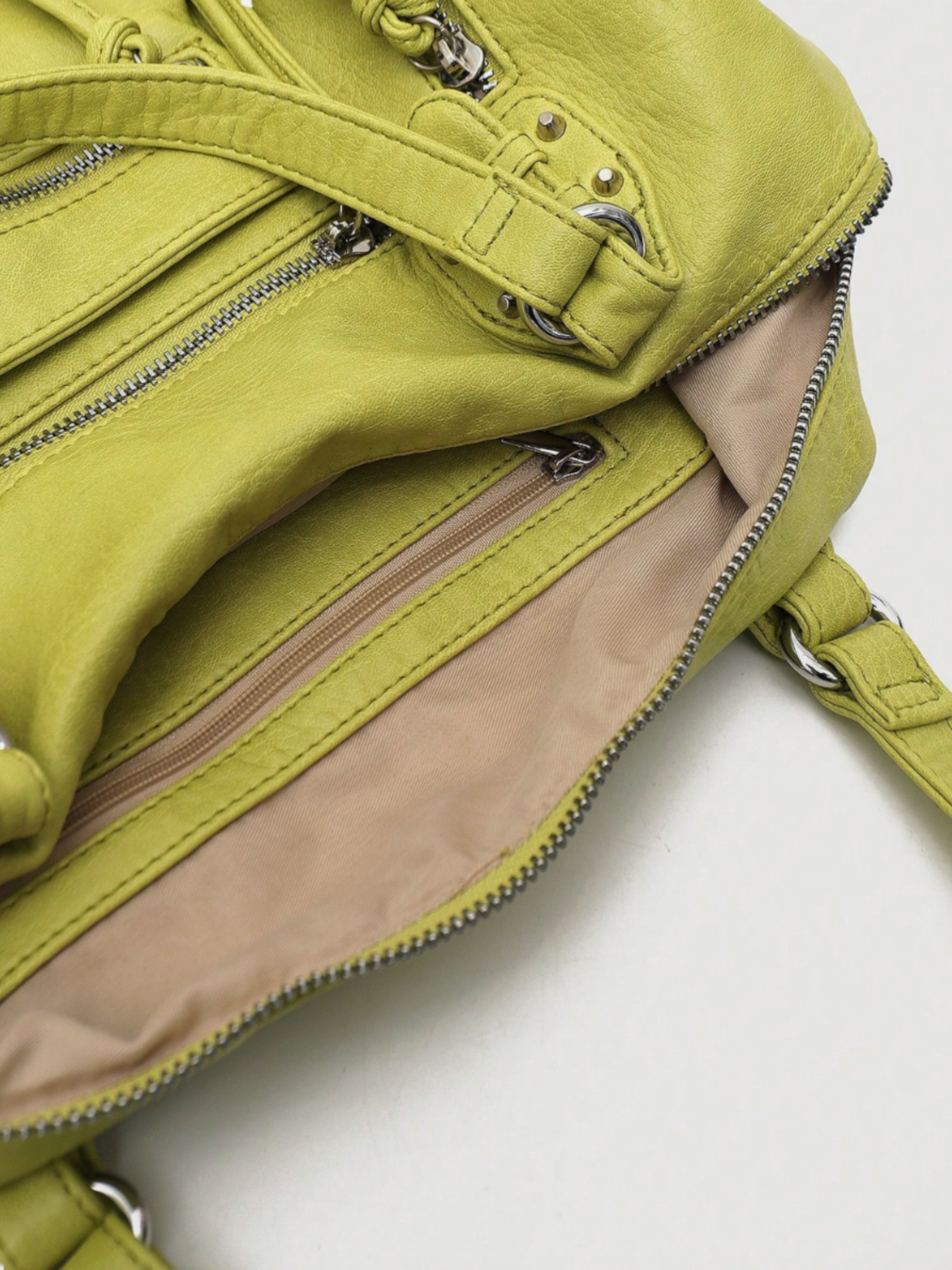 [strip: Practical Inner Pockets | Organization made easy: A zippered inner pocket keeps valuables like keys or cards safe. Two additional inner compartments keep your phone and essentials within reach, without any rummaging.]