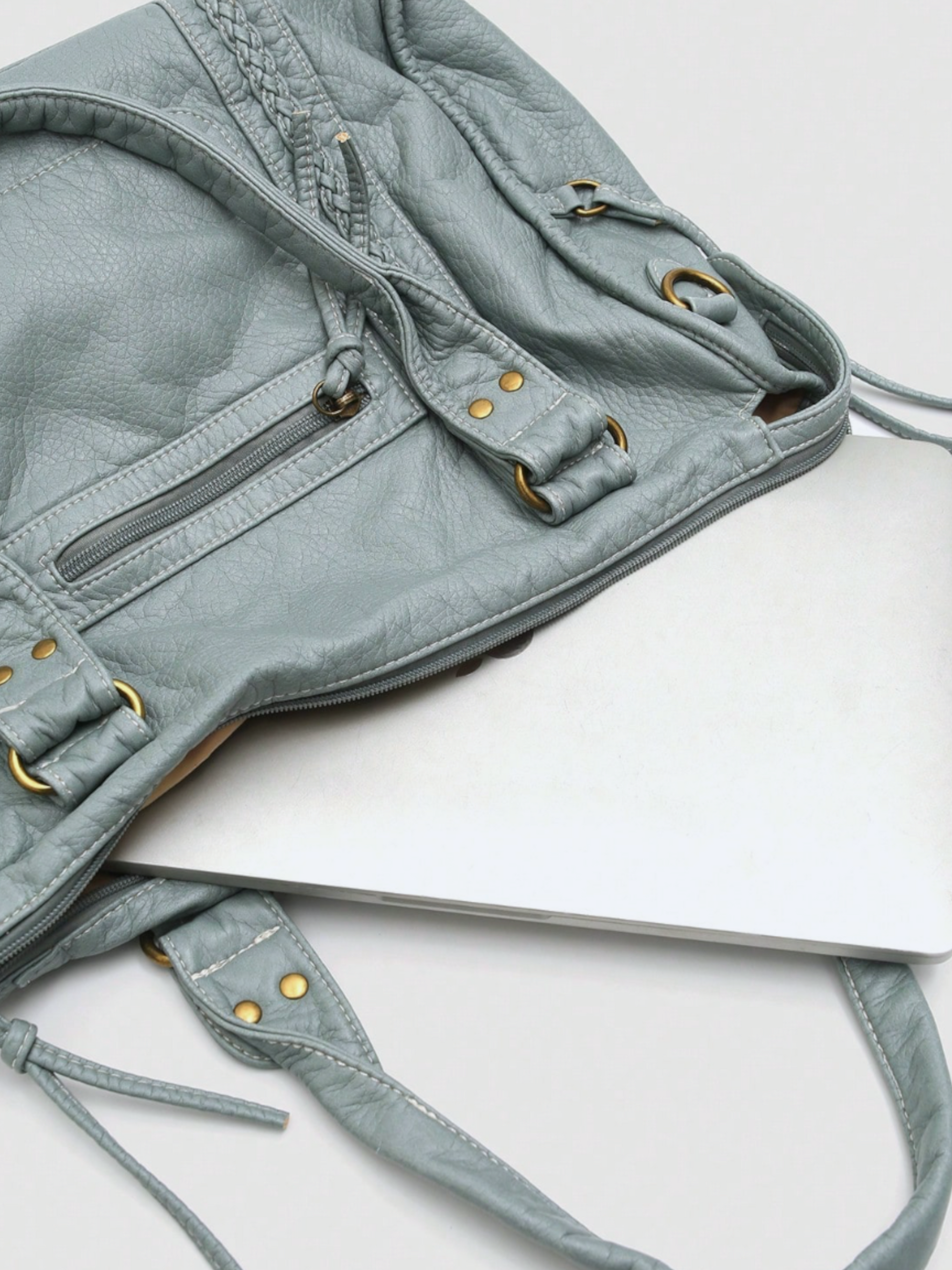 [strip: Platz für Laptops bis 15 Zoll | Perfekt für den Alltag. Dein Laptop bis 15 Zoll findet genauso problemlos Platz wie Bücher, Blockhefter und eine Trinkflasche. Großzügig geschnitten, damit du alles Wichtige entspannt dabeihast.]