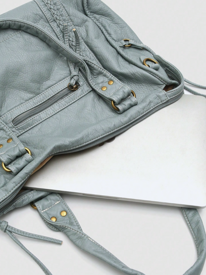 [strip: Platz für Laptops bis 15 Zoll | Perfekt für den Alltag. Dein Laptop bis 15 Zoll findet genauso problemlos Platz wie Bücher, Blockhefter und eine Trinkflasche. Großzügig geschnitten, damit du alles Wichtige entspannt dabeihast.]