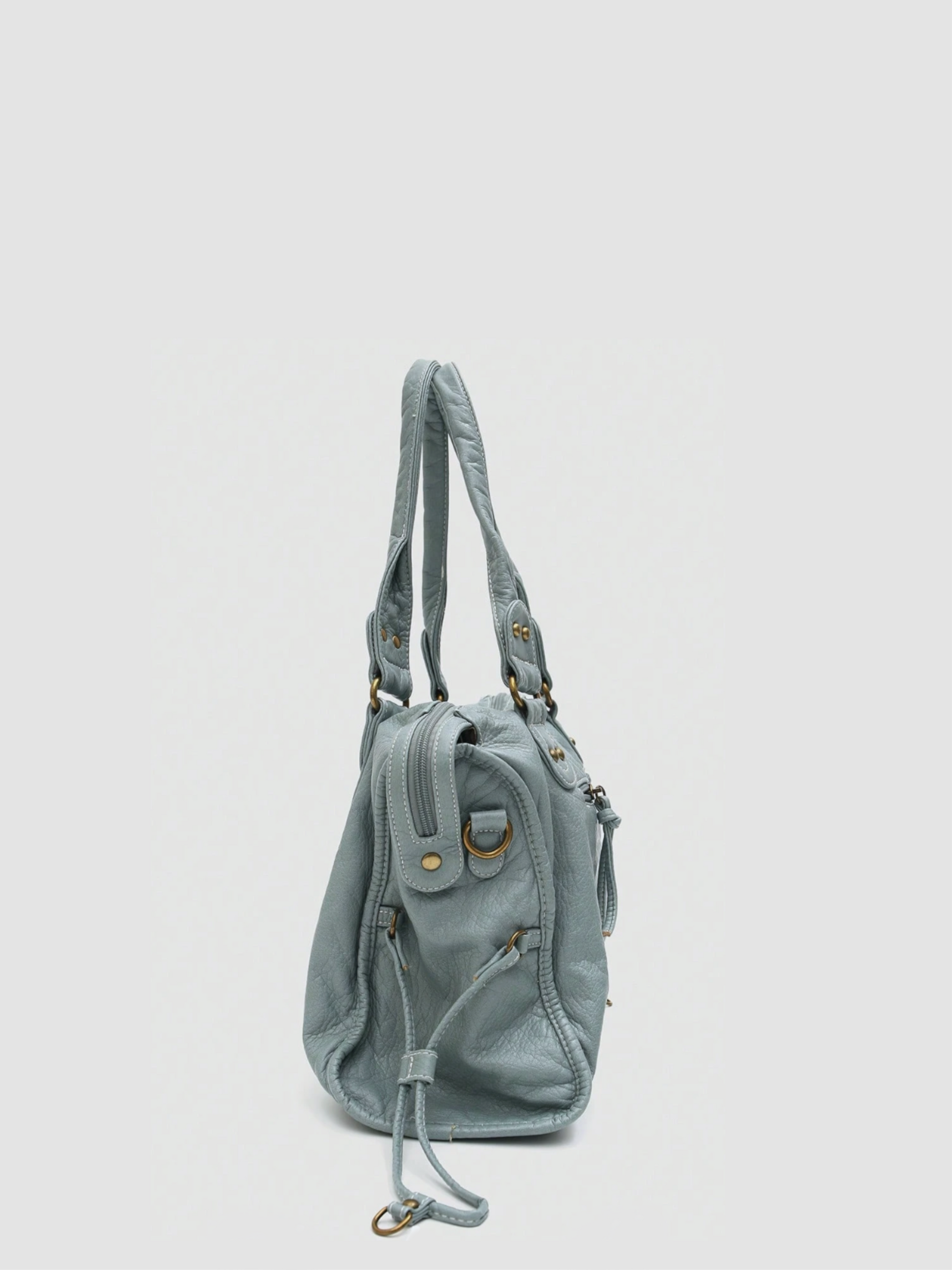 [strip: Gepolsterte Schulterriemen | Die Riemen haben genau die richtige Länge, damit du die Tasche entspannt über der Schulter tragen kannst. Sie sind weich gepolstert und durch den breiten Schnitt besonders angenehm, sodass nichts einschneidet oder unangenehm hängt, auch an längeren Tagen.]