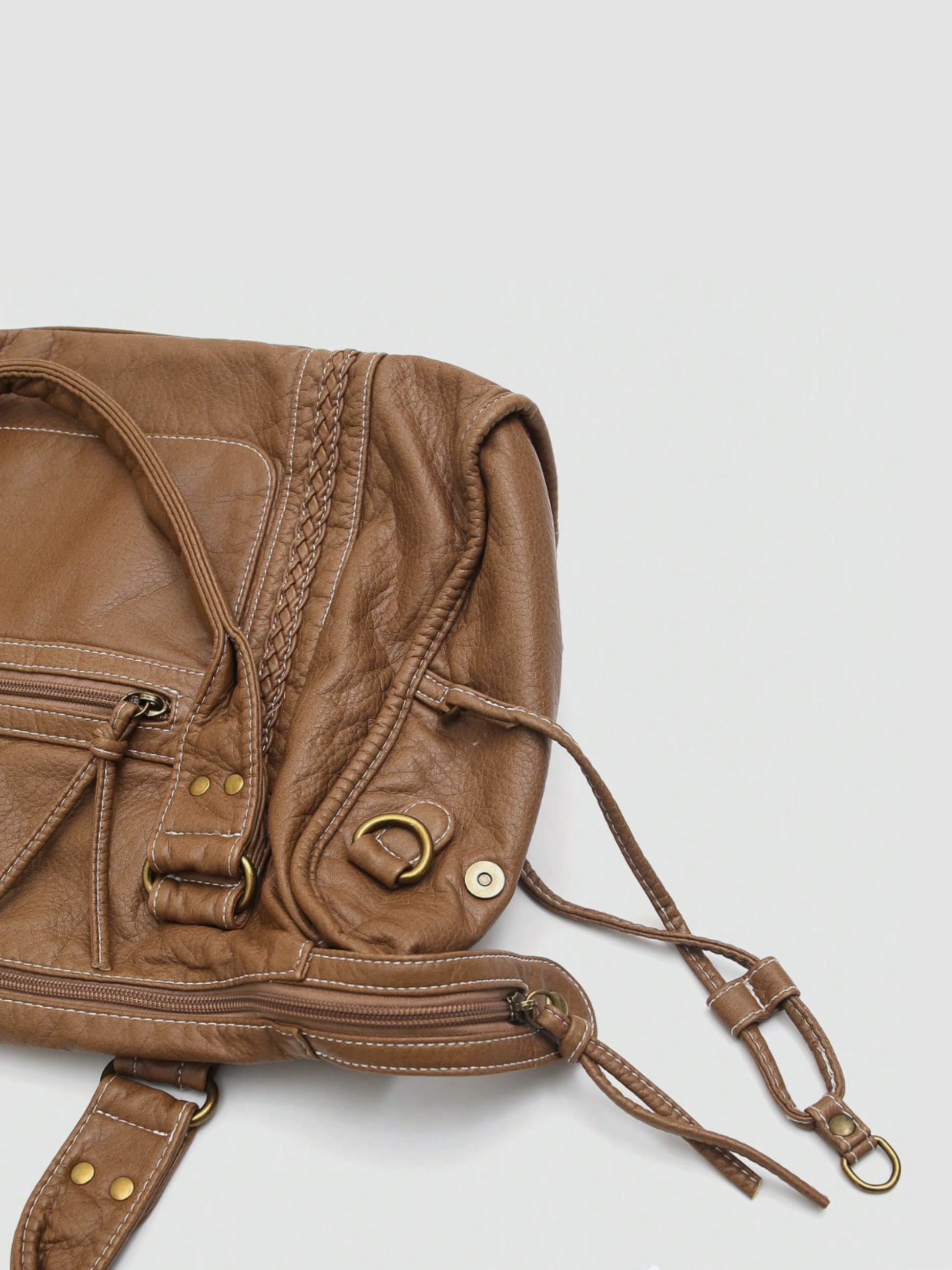 [strip: 100% veganes Leder | Das vegane Leder fühlt sich angenehm weich an und ist gleichzeitig wasserabweisend, kratzfest und besonders robust. So behält die Tasche auch bei täglicher Nutzung ihre elegante Optik.]