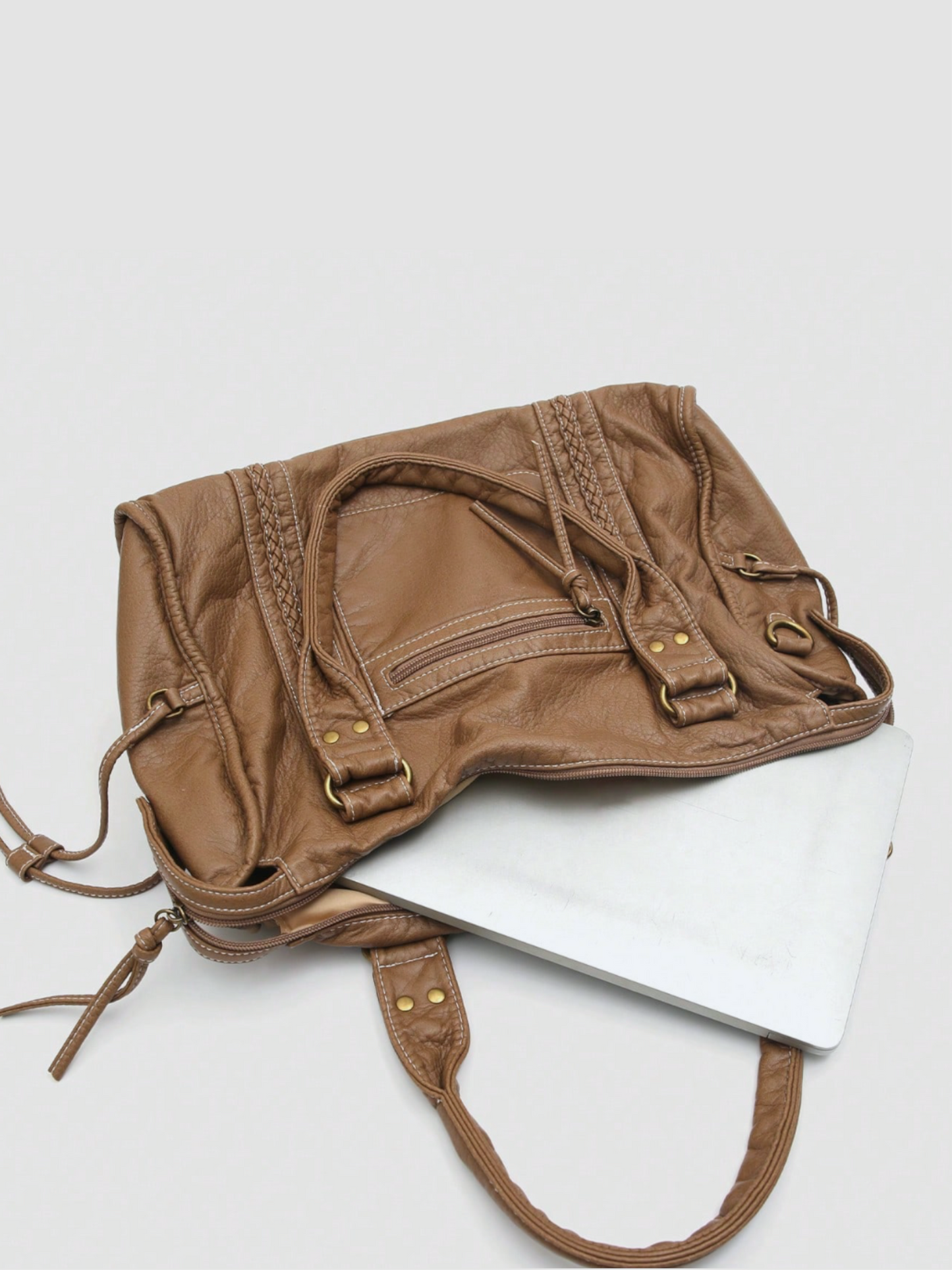 [strip: Platz für Laptops bis 15 Zoll | Perfekt für den Alltag. Dein Laptop bis 15 Zoll findet genauso problemlos Platz wie Bücher, Blockhefter und eine Trinkflasche. Großzügig geschnitten, damit du alles Wichtige entspannt dabeihast.]