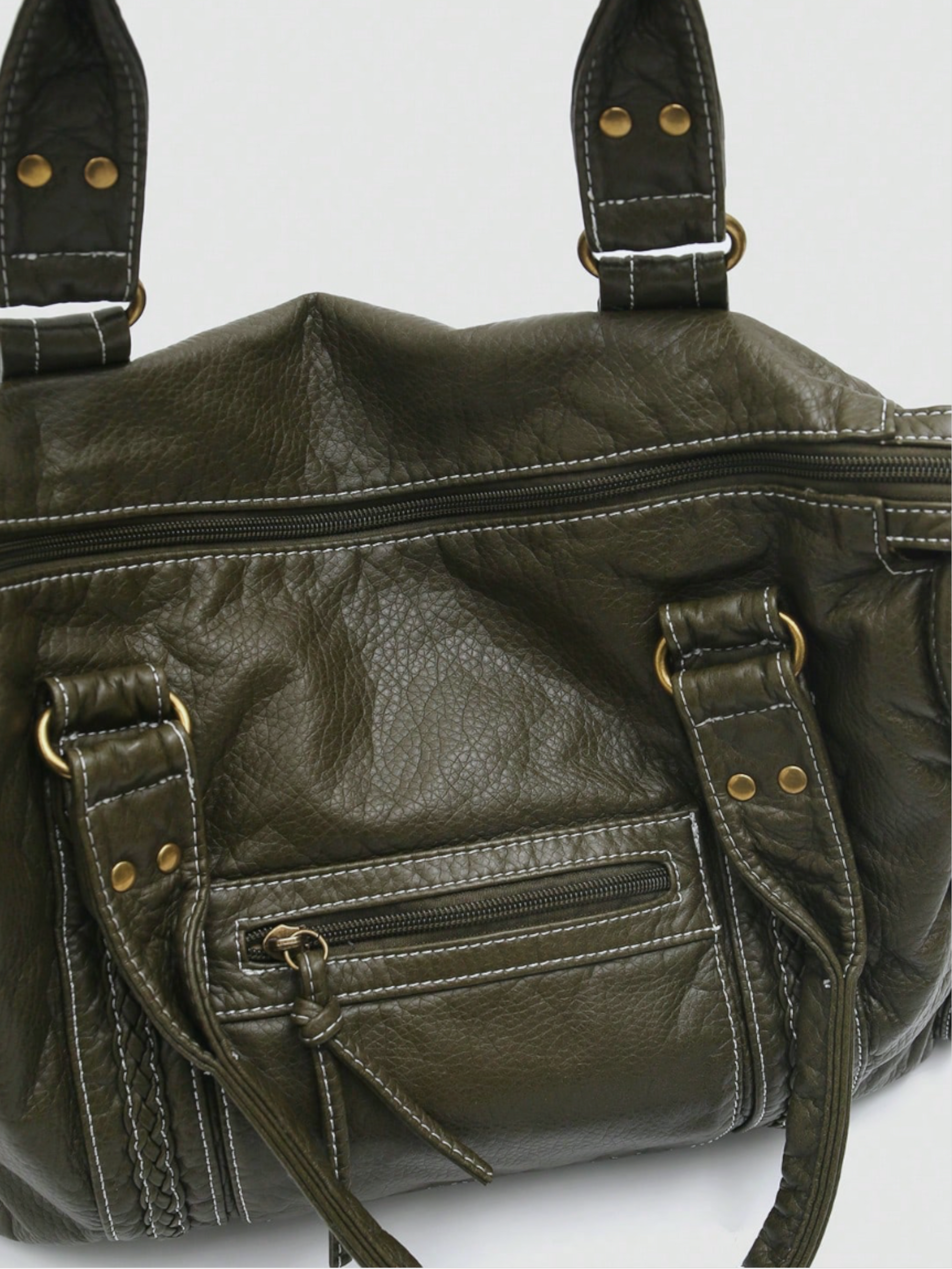 [strip: 100% veganes Leder | Das vegane Leder fühlt sich angenehm weich an und ist gleichzeitig wasserabweisend, kratzfest und besonders robust. So behält die Tasche auch bei täglicher Nutzung ihre elegante Optik.]