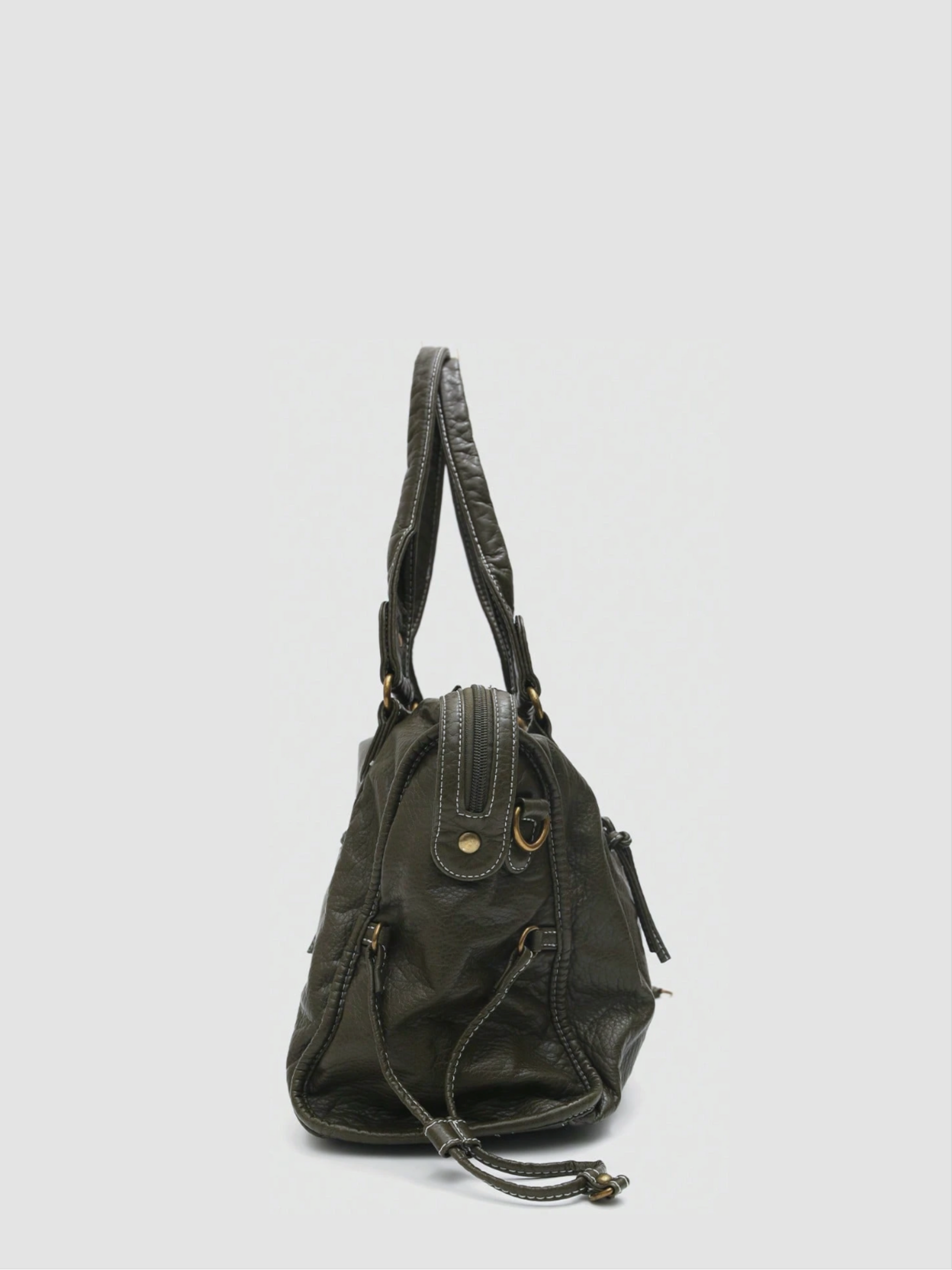 [strip: Gepolsterte Schulterriemen | Die Riemen haben genau die richtige Länge, damit du die Tasche entspannt über der Schulter tragen kannst. Sie sind weich gepolstert und durch den breiten Schnitt besonders angenehm, sodass nichts einschneidet oder unangenehm hängt, auch an längeren Tagen.]