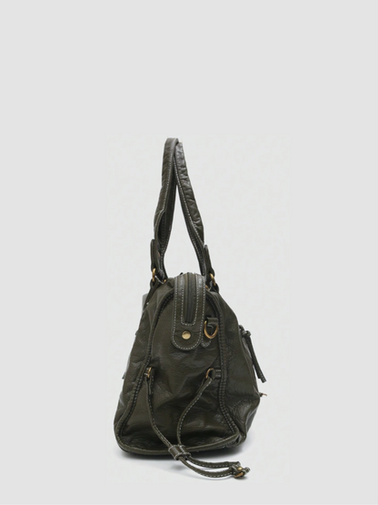 [strip: Gepolsterte Schulterriemen | Die Riemen haben genau die richtige Länge, damit du die Tasche entspannt über der Schulter tragen kannst. Sie sind weich gepolstert und durch den breiten Schnitt besonders angenehm, sodass nichts einschneidet oder unangenehm hängt, auch an längeren Tagen.]