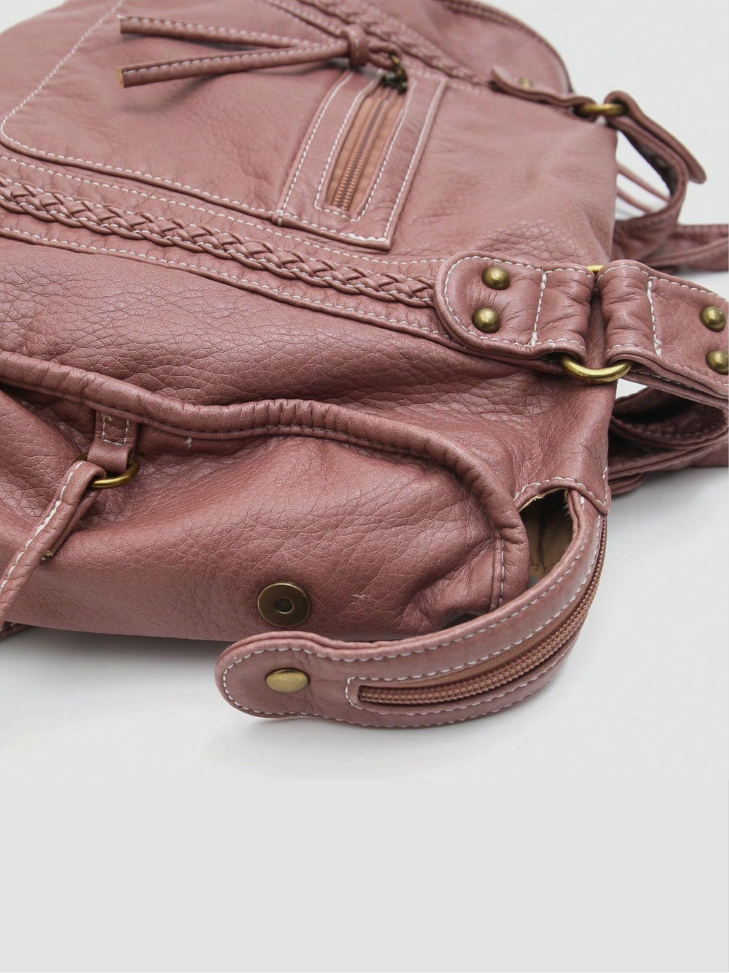 [strip: 100% veganes Leder | Das vegane Leder fühlt sich angenehm weich an und ist gleichzeitig wasserabweisend, kratzfest und besonders robust. So behält die Tasche auch bei täglicher Nutzung ihre elegante Optik.]