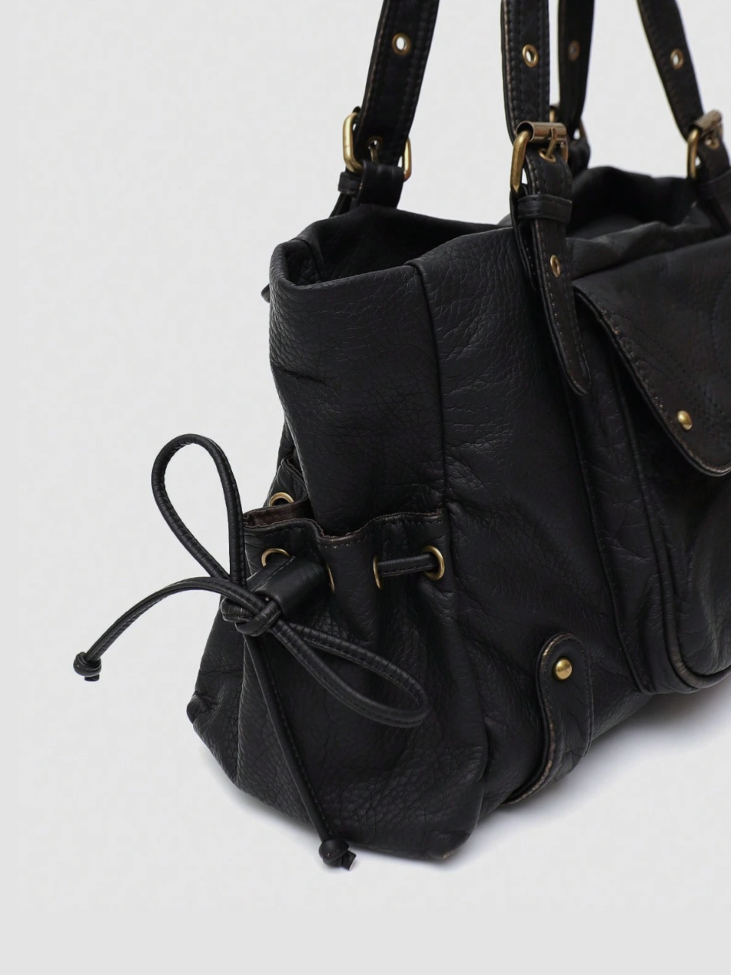 [strip: 100% veganes Leder | Das vegane Leder fühlt sich angenehm weich an und ist gleichzeitig wasserabweisend, kratzfest und besonders robust. So behält die Tasche auch bei täglicher Nutzung ihre elegante Optik.]