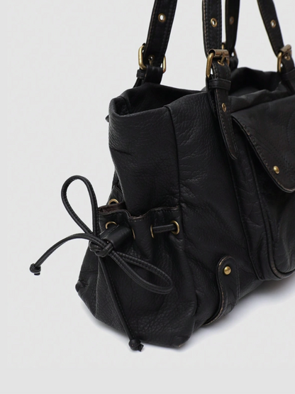 [strip: 100% veganes Leder | Das vegane Leder fühlt sich angenehm weich an und ist gleichzeitig wasserabweisend, kratzfest und besonders robust. So behält die Tasche auch bei täglicher Nutzung ihre elegante Optik.]